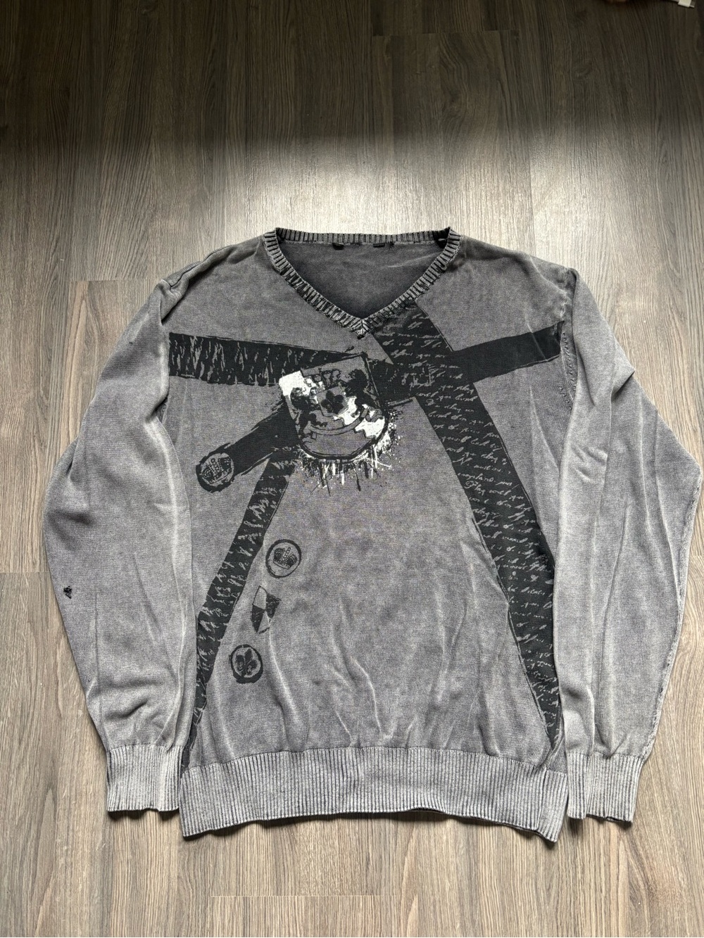 Y2K Men's Gray Graphic V-Neck Sweater